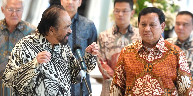 Ketua Umum Partai Nasdem Surya Paloh (kiri) bersama Ketua Umum Partai Gerindra Prabowo Subianto (kanan) memberikan keterangan pers usai menggelar pertemuan di DPP Partai Nasdem, Jakarta, Rabu (1/6/2022). Pertemuan yang berlangsung hampir lima jam tersebut salah satunya membahas mengenai kemajuan bangsa dan negara. ANTARA FOTO/Hafidz Mubarak A/nz