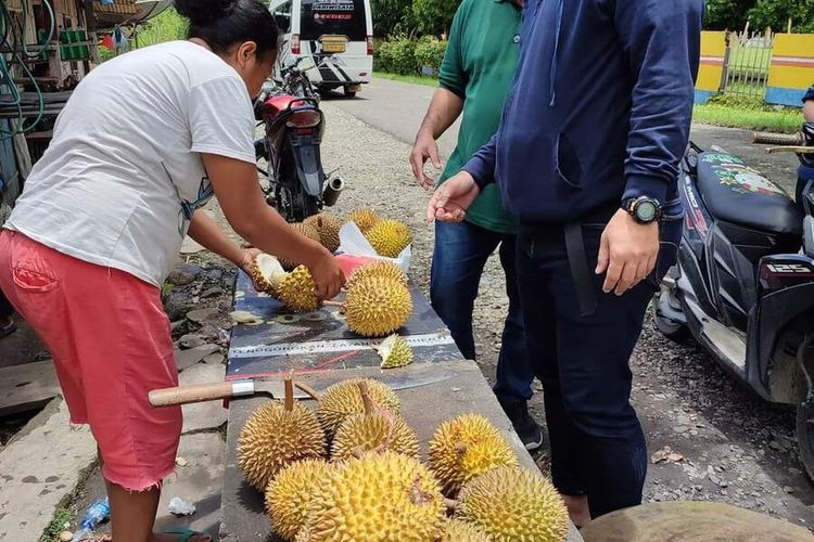 Wisatawan mancanegara dan Nusantara berwisata sambil makan buah durian di destinasi wisata di Pulau Flores, NTT, Minggu, (6/3/2023). (KOMPAS.com/DOK/Muhammad Buharto/Pemandu Wisata dari Warisan Flores-NTT)