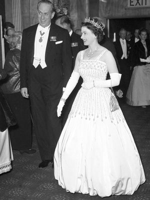 Ratu Elizabeth II ketika menghadiri London premiere of Lawrence of Arabia di 1962. Gaun yang dikenakannya kemudian dikenakan oleh cucunya, Putri Beatrice sebagai gaun pernikahan.