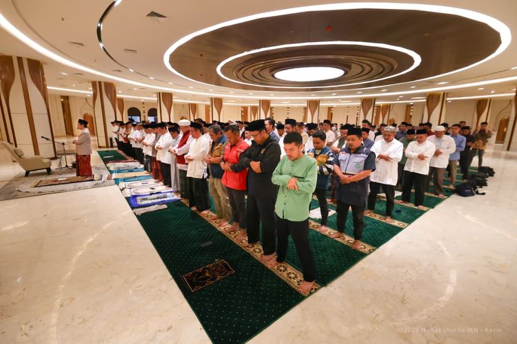 Menteri Agama (Menag) RI, KH Nasaruddin Umar, menjadi imam dan khaxtib salat Subuh berjamaah di Masjid Negara, Ibu Kota Nusantara (IKN), Minggu (11/1/2026).