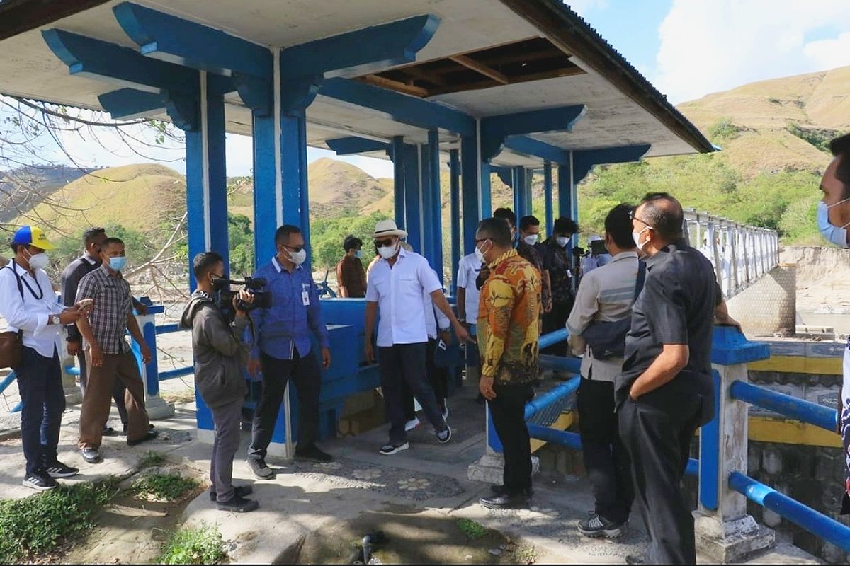 Menteri Perencanaan Pembangunan Nasional (Menteri PPN) Kepala Badan Perencanaan Pembangunan Nasional (Bappenas) Suharso Monoarfa bersama Gubernur NTT Viktor Bungtilu Laiskodat, meninjau kondisi Bendungan Kambaniru di Kecamatan Kambera, Kabupaten Sumba Timur, yang rusak parah akibat diterjang Badai Seroja, April 2021 lalu.