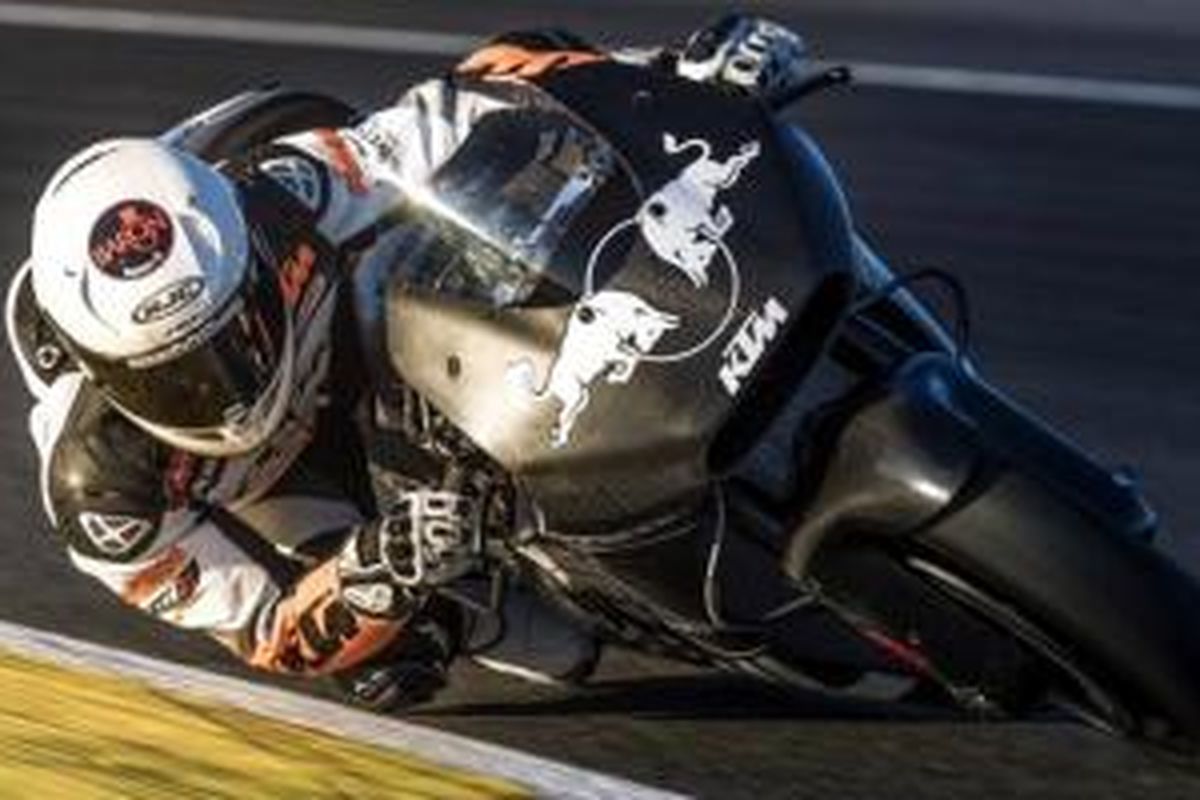 Mika Kallio di atas KTM RC16 saat melakukan tes di Valencia, Minggu (29/11/2015).