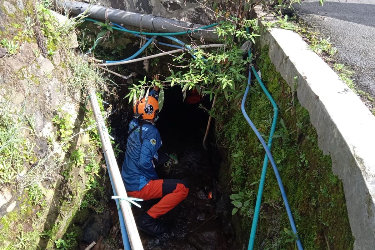 Tim SAR gabungan mencari Nara Aprilia (2) bocah yang hanyut di Desa Alam Endah Kecamatan Rancabali, Sabtu (12/3/2022) kemarin