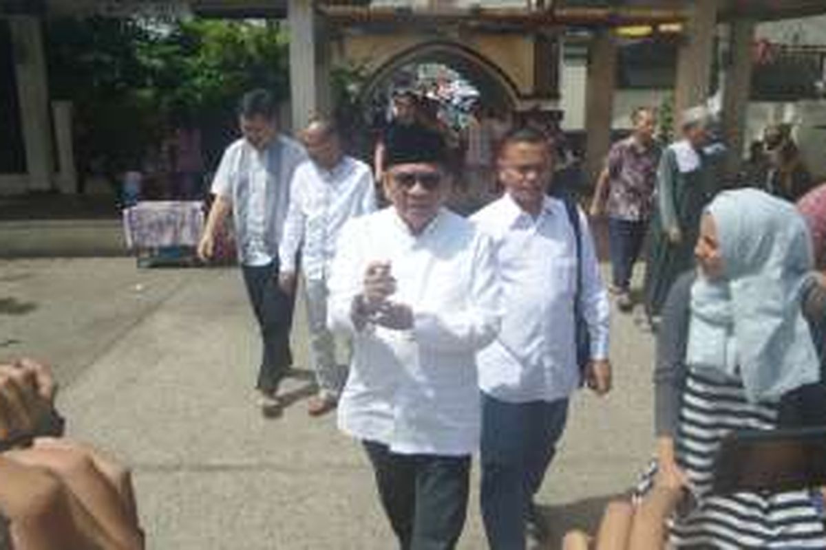 Jumat (15/7/2016), Wakil Ketua DPRD DKI Jakarta, M Taufik mendatangi Masjid Luar Batang di Penjaringan Jakarta Utara. Kedatanga Taufik sesaat setelah kedatangan bakal calon yang berniat maju pada Pilkada DKI 2017, Sjafrie Sjamsoeddin