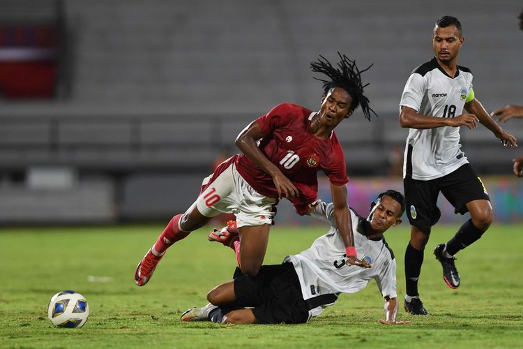 Pemain Timnas Indonesia Ronaldo (kiri) dihadang oleh pemain Timnas Timor Leste Orcelio Nobelito dalam pertandingan sepak bola Leg 1 FIFA Matchday di Stadion I Wayan Dipta, Gianyar, Bali, Kamis (27/1/2022). Indonesia menang atas Timor Leste dengan skor 4-1.