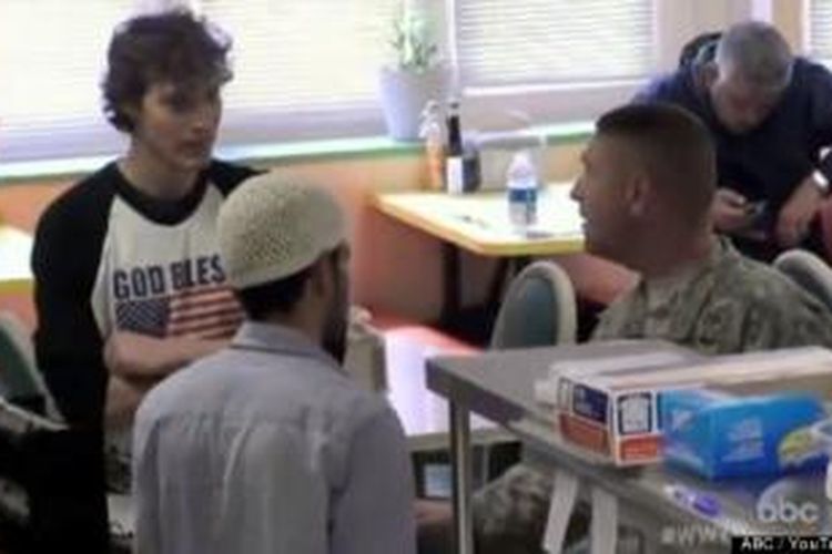 Seorang prajurit AS terpaksa bersitegang dengan seorang pemuda di sebuah toko karena pemuda itu terus melecehkan kasir toko yang kebetulan pemeluk agama Islam.