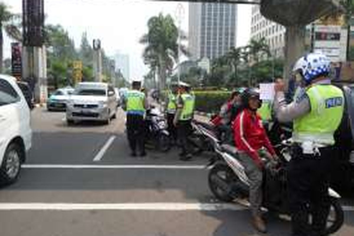 Jajaran aparat kepolisian dari Direktorat Lalu Lintas Polda Metro Jaya menggelar Operasi Patuh Jaya 2016 di Jalan Asia Afrika, Senayan, Jakarta pada Jumat (20/5/2016).