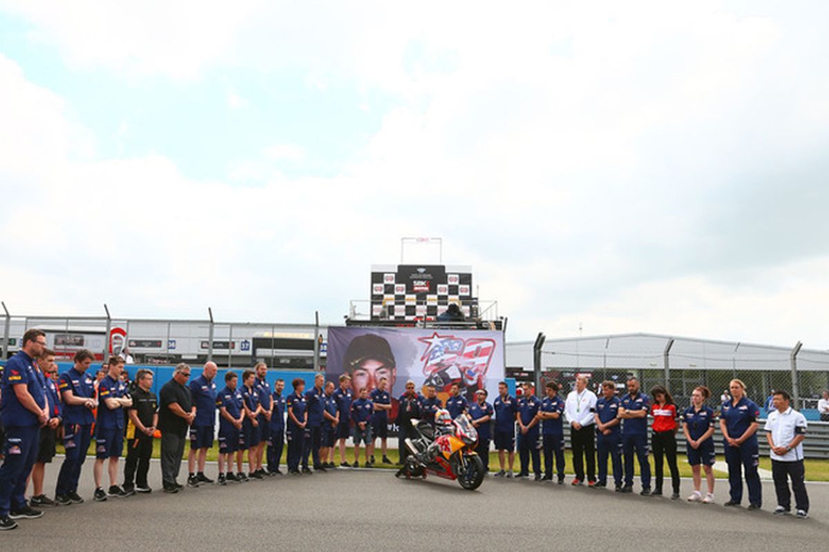 Penghormatan terakhir untuk Hayden dari Donington Park, Inggris.