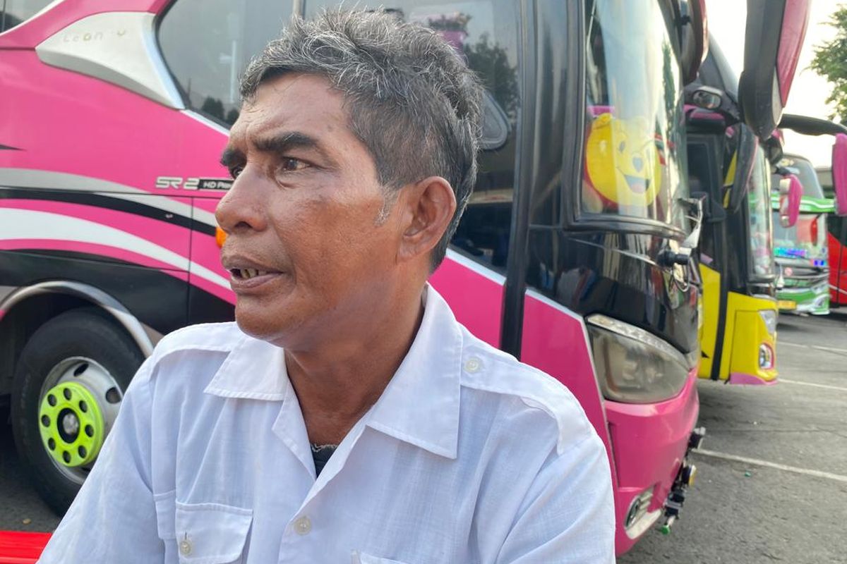 Siagian penjual tiket bus AKAP di Terminal Kalideres, Jakarta Barat, Kamis (27/4/2023). 