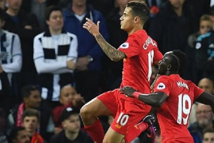 Philippe Coutinho dan Sadio Mane merayakan gol Liverpool pada pertandingan kontra West Bromwich Albion di Anfield, Sabtu (22/10/2016).