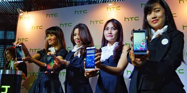 Model menunjukkan empat ponsel seri Desire dari HTC yang diluncurkan berbarengan dalam acara di Jakarta, Kamis (3/8/2015).