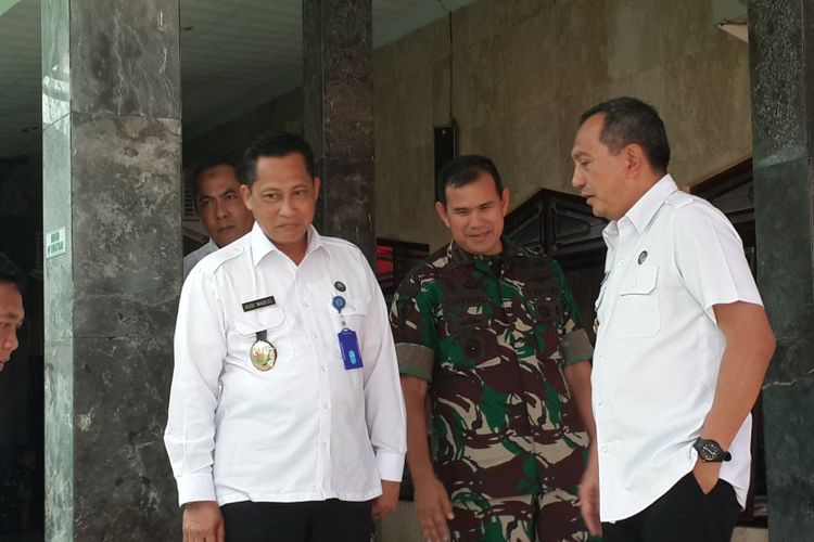 Kepala Badan Narkotika Nasional (BNN) Komjen Budi Waseso saat hendak menghadiri Sosialisasi Pencegahan, Pemberantasan, Penyalahgunaan dan Peredaran Gelap Narkoba (P4GN) di markas Divisi Infanteri 2 Kostrad, Singosari, Kabupaten Malang, Jumat (21/4/2017)