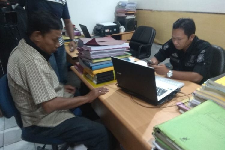 Rizal Wani (51) ketika berada di Polresta Palembang untuk menjalani pemeriksaan. Ia ditangkap lantaran kedapatan membawa senjata api rakitan, ketika hendak menerobos operasi zebra, Kamis ( 8/11/2018).