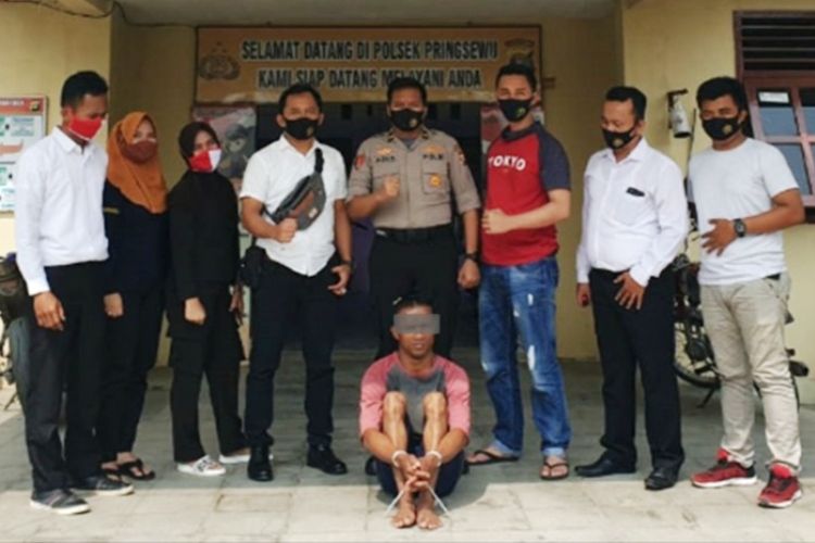 IP (26) warga Kecamatan Pagelaran ditangkap aparat Polsek Pringsewu Kota atas laporan pencabulan. IP mengaku berprofesi sebagai intel kepolisian untuk memikat korban. (FOTO: Dok. Polsek Pringsewu)