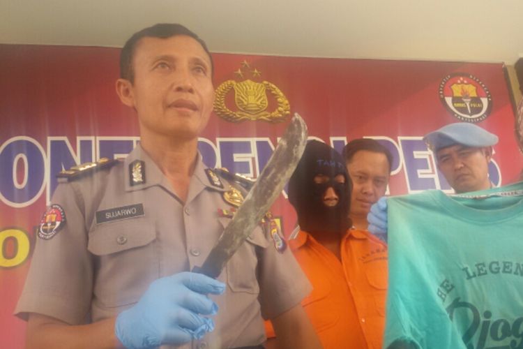 Seorang warga nekad mengayunkan golok ke kepala tamunya karena merasa  mendapat tekanan dan ancaman berulang kali. Peristiwa terjadi di Dusun Siluwok Lor, Tawangsari, Pengasih, Kulon Progo, Daerah Istimewa Yogyakarta. Polisi menangkap pelaku saat bersembunyi di Gamping, Sleman.