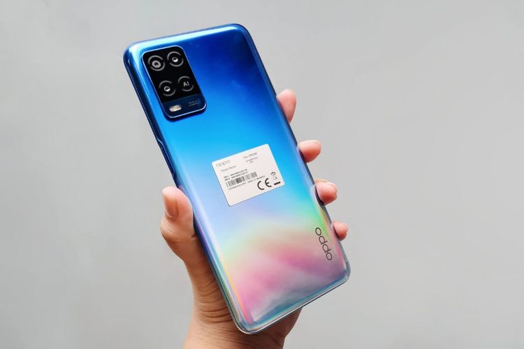 Di bagian punggung, Oppo A54 memiliki desain warna mengkilap dengan tekstur agak kesat. Bodinya juga mengusung perpaduan warna yang menunjukkan kesan simple dan elegan