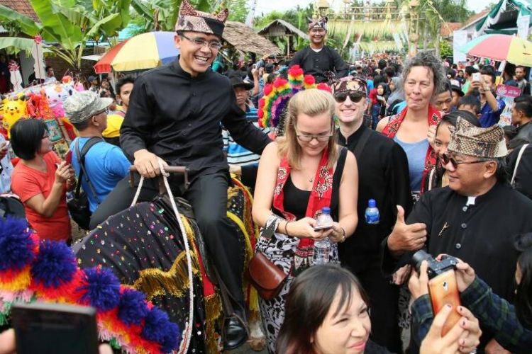 Bupati Banyuwangi Abdullah Azwar Anas mengikuti upacara Barong Ider Bumi yang digelar masyarakat Desa Kemiren Banyuwangi, Jawa Timur, Senin (26/6/2017). Upacara adat Suku Osing itu dipercaya mampu menolak segala bentuk bencana.