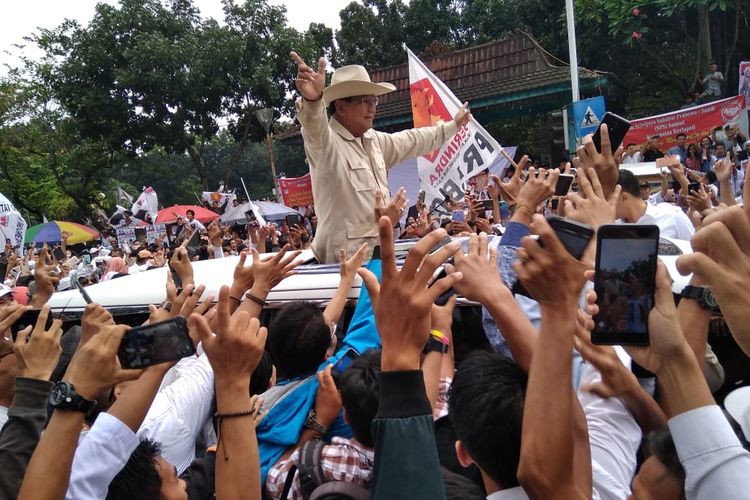 Calon Presiden nomor urut 02 Prabowo Subianto menghadiri kampanye akbar di pelataran Benteng Kuto Besak (BKB) Palembang, Sumatera Selatan, Selasa (9/4/2019).