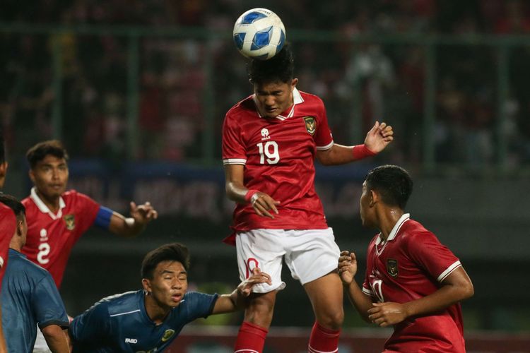 Pemain timnas U19 Indonesia Marcell Januar Putra berebut bola saat bertanding melawan Brunei pada laga lanjutan Grup A Piala AFF U19 2022 yang digelar di Stadion Patriot Candrabhaga, Bekasi, Senin (4/7/2022). Indonesia unggul 7-0 atas Brunei.