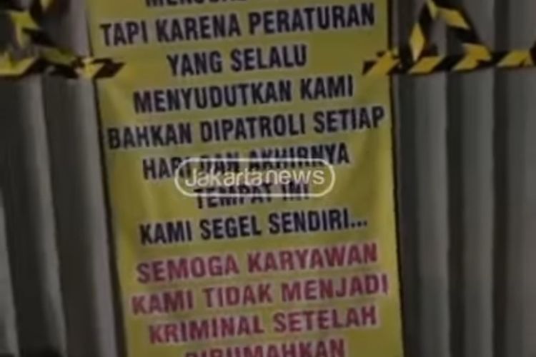 Tangkapan layar akun @jktnewss video pemilik usaha menyegel sendiri kafenya yang berlokasi di Jalan Raya Kebayoran Lama, Sukabumi Utara, Kebon Jeruk, Jakarta Barat.