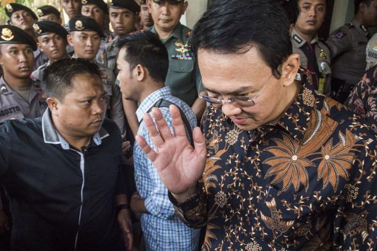 Gubernur DKI Jakarta nonaktif Basuki Tjahaja Purnama melambaikan tangan seusai menjalani sidang lanjutan kasus dugaan penistaan agama di PN Jakarta Utara, Jakarta, Selasa (20/12). Sidang lanjutan digelar dengan agenda tanggapan jaksa atas nota keberatan (eksepsi).