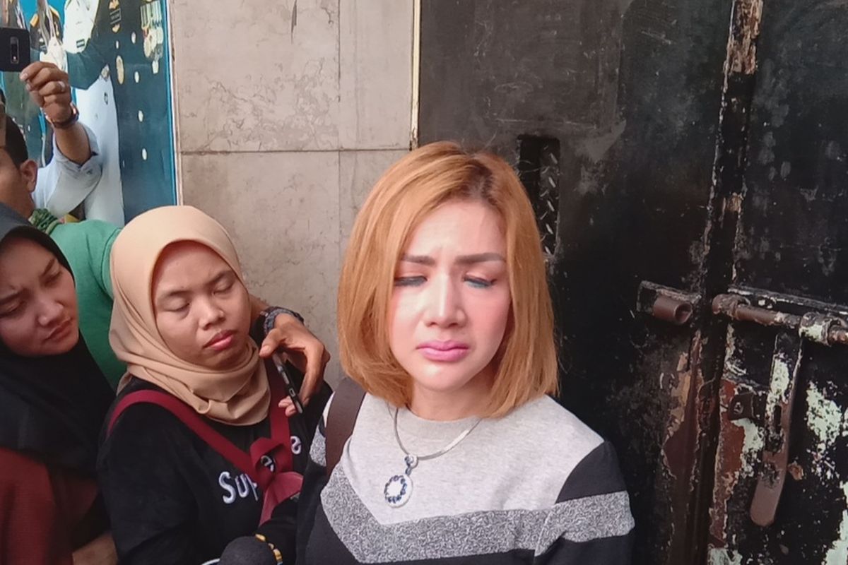 Barbie Kumalasari menjenguk suaminya, Galih Ginanjar, di Polda Metro Jaya, Jakarta Pusat, Jumat (12/7/2019). 