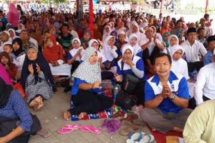 Sejumlah buruh saat shalawat dan doa bersama di Halaman Pasar Buah Pandaan, Kabupaten Pasuruan, Jawa Timur untuk memperingati Hari Buruh Internasional, Minggu (1/5/2016).