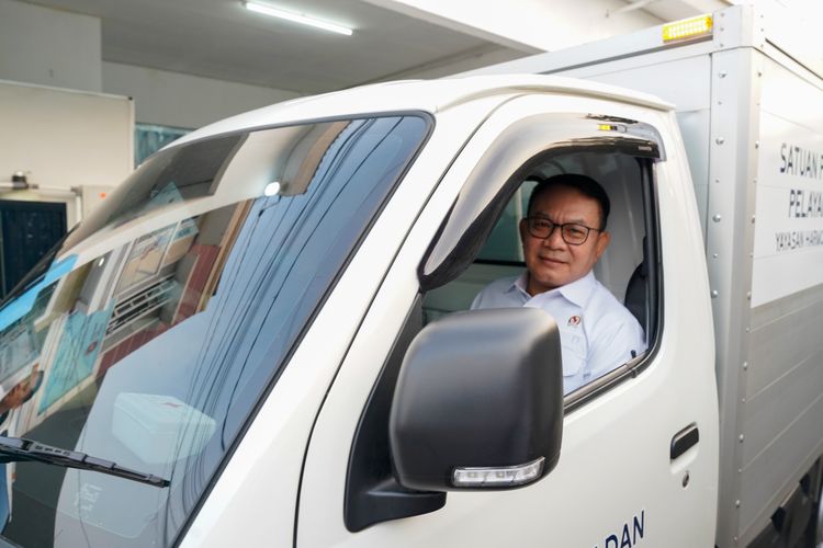 Hari Pertama Sekolah, KSP Dudung Naik Mobil SPPG Antar Langsung MBG ke SDN 3 Ciseureuh