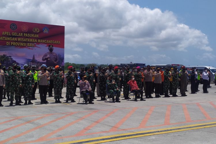 Apel pasukan pengamanan kedatangan wisman di Base Ops Lanud I Gusti Ngurah Rai, Sabtu (23/10/2021). 