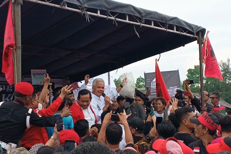 Ganjar saat menunjukkan hadiah ikan teri yang diberikan nelayan saat kampanye di Kampung Nelayan Kurnia, Kelurahan Belawan Bahari, Kota Medan, Minggu (28/1/2024)