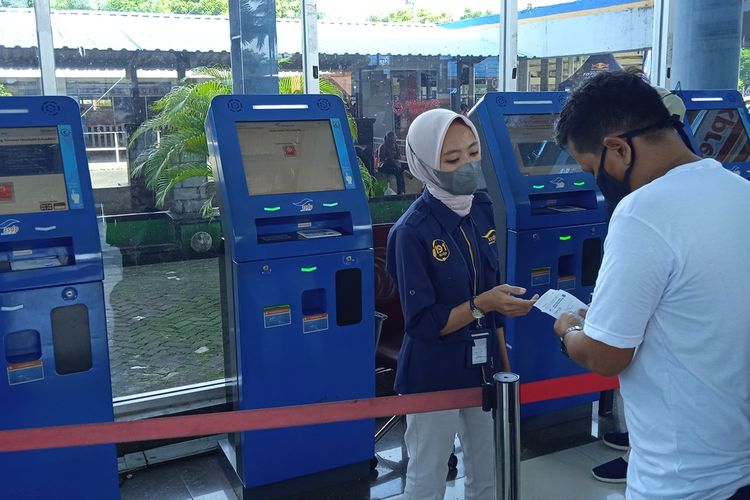 Salah seorang pemudik mencetak tiket kapal setelah check-in di lobi loket Pelabuhan Bakauheni, Sabtu (7/5/2022).