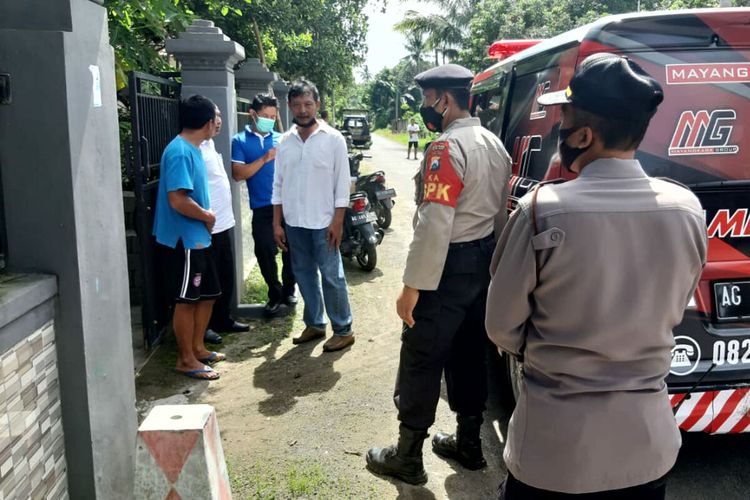 Polisi berjaga di sekitar ambulans yang hendak membawa Khoiruddin ke RSJ Malang, Senin (24/1/2022)