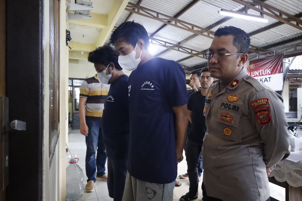 Kapolsek Cileunyi Kompol Rizal Adam saat melakukan gelar perkara kasus pencurian sebuah rumah di Kecamatan Cileunyi, Kabupaten Bandung, Jawa Barat, Selasa (29/4/2025)