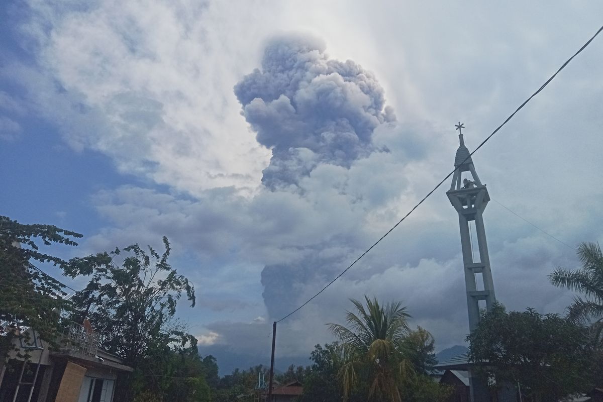 Abu Vulkanik Gunung Lewotobi Tembus Ende, Warga Diimbau Pakai Masker