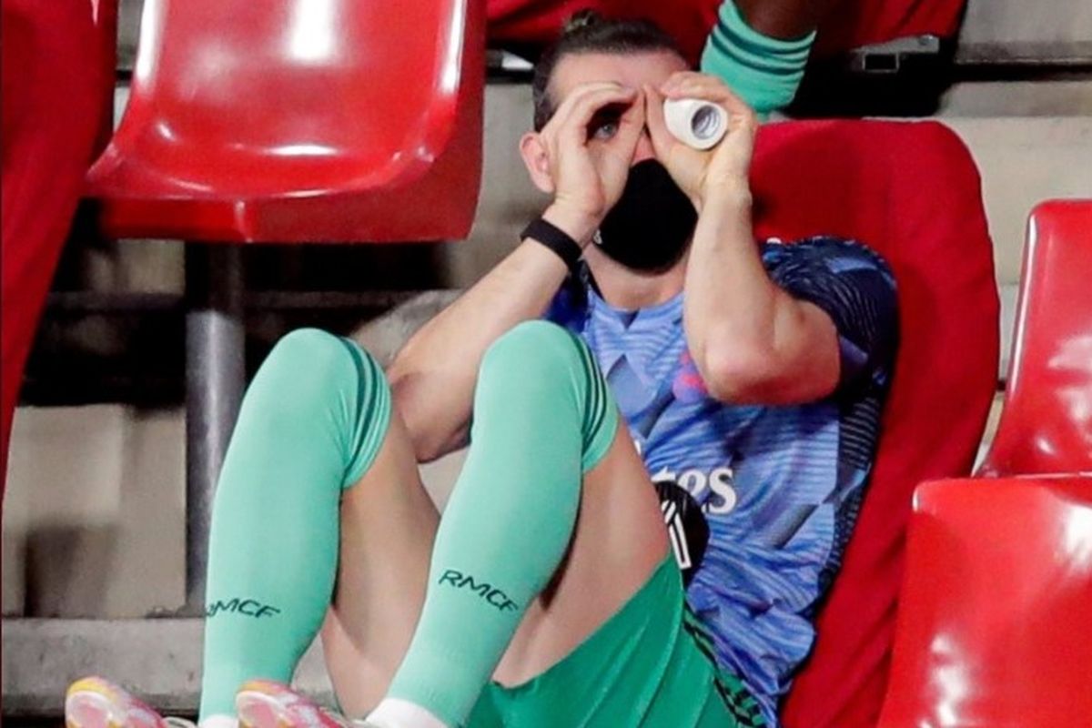 Gareth Bale duduk manis di bangku cadangan pada laga Granada vs Real Madrid, pekan ke-36 Liga Spanyol 2019-2020.