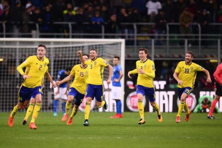 Timnas Swedia merayakan kesuksesan lolos ke putaran final Piala Dunia 2018 setelah bermain imbang 0-0 dengan Italia di Stadion Giuseppe Meazza, Selasa (14/11/2017) dini hari WIB.