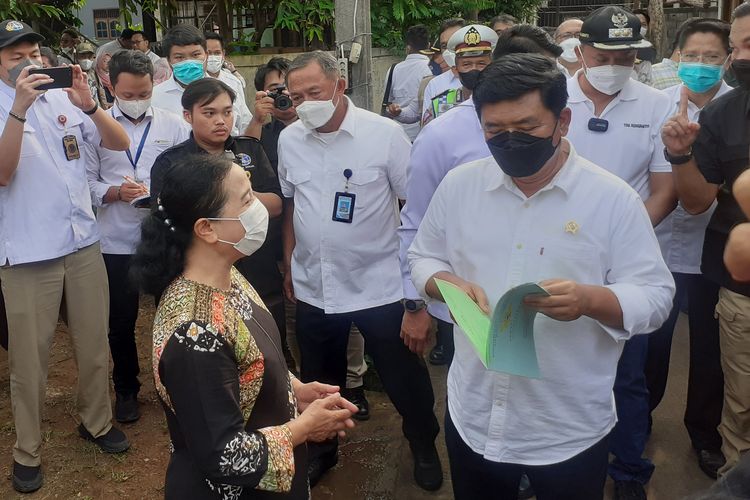 Menteri ATR/BPN Hadi Tjahjanto saat memberikan sertifikat tanah kepada warga Desa Jatimelati, Kota Bekasi, Rabu (6/7/2022).