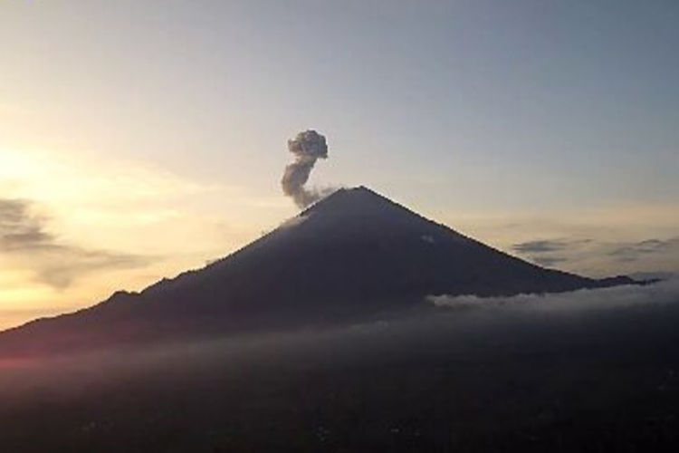 Visual erupsi Gunung Semeru dengan letusan setinggi 800 meter, Rabu (16/7/2025).