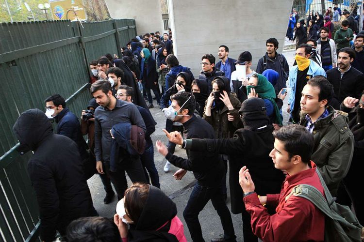 Mahasiswa Iran melakukan aksi demo di Universitas Teheran yang didorong oleh kemarahan atas masalah ekonomi, di Ibu Kota Teheran, Sabtu (30/12/2017). Unjuk rasa anti-pemerintahan Presiden Hassan Rouhani di Iran berlangsung hampir sepekan, memakan korban tewas hingga puluhan orang dan ratusan orang ditangkap pihak keamanan.