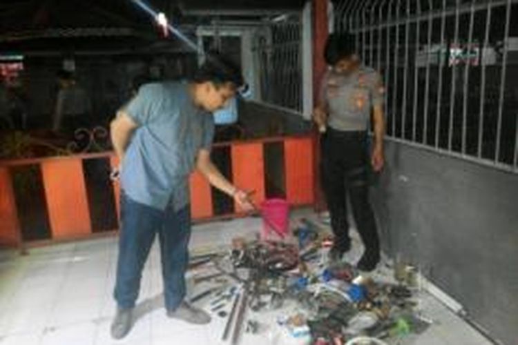 Berbagai senjata tajam dan alat pertungan serta pembungkus sisa sabu disita petugas dari hasil penggeledahan Lapas dan Rutan Makassar, Selasa (22/12/2015) malam.