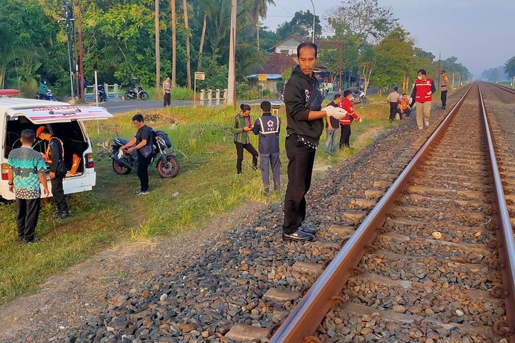 Polisi dan anggota PMI Kulon Progo datang ke lokasi warga tertemper kereta api di daerah Pedukuhan Dipan, Kalurahan Wates, Kapanewon Wates, Kabupaten Kulon Progo, Daerah Istimewa Yogyakarta.