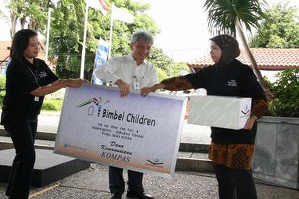CEO Kompas-Gramedia Agung Adiprasetyo, Kamis (21/1/2010), menyerahkan bantuan DKK untuk Perpustakaan Bimbel Children, Jatinegara, Jakarta Timur.