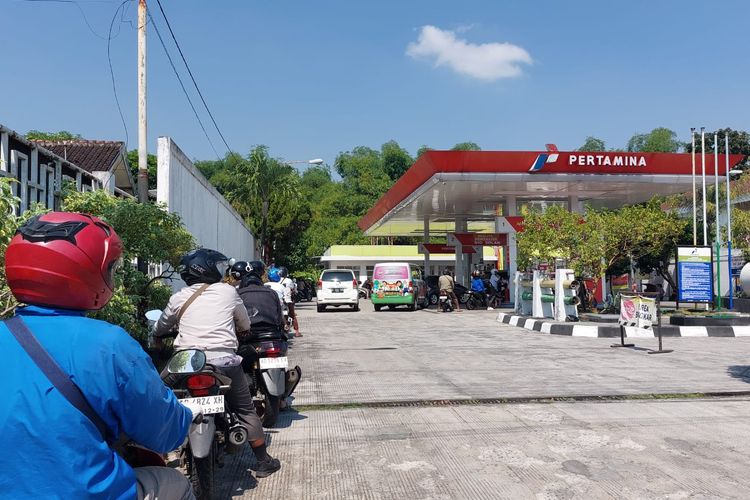 Pertamax Naik, Antrean Pertalite Mengular di SPBU Karanganyar