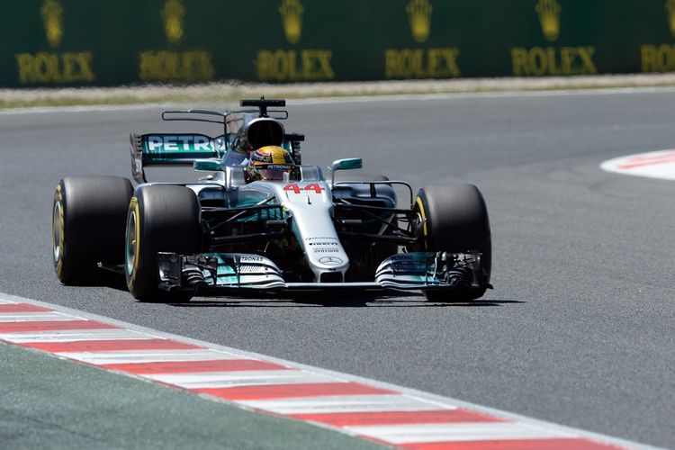 Pebalap Inggris, Lewis Hamilton, memacu mobilnya pada sesi kualifikasi GP Spanyol di Circuit de Barcelona-Catalunya, Sabtu (13/5/2017).