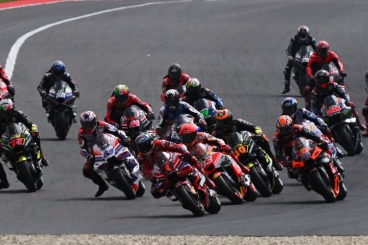 Para pebalap saat bersaing pada sesi Sprint Race MotoGP Italia 2023 di Sirkuit Mugello, Sabtu (10/6/2023) malam WIB. Jadwal MotoGP 2023 berlanjut ke Inggris di Sirkuit Silverstone pada 4-6 Agustus dengan format baru. 