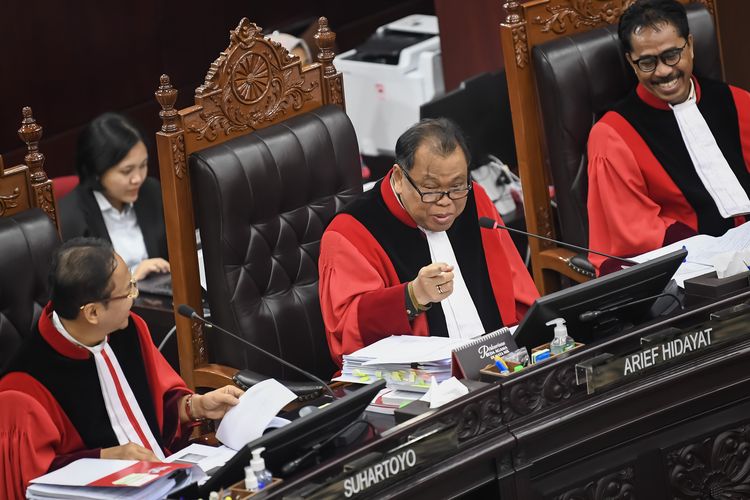Ketua Mahkamah Konstitusi (MK) Suhartoyo (kiri) menyaksikan Hakim Konstitusi Arief Hidayat (tengah) saat berlangsungnya sidang lanjutan sengketa hasil Pilpres 2024 di Mahkamah Konstitusi, Jakarta, Rabu (3/4/2024).  Sidang tersebut beragenda mendengarkan keterangan saksi dan ahli yang dihadirkan oleh termohon yakni KPU membawa satu ahli dan dua saksi fakta, sedangkan Bawaslu membawa satu ahli dan tujuh saksi. ANTARA FOTO/M Risyal Hidayat/tom,.