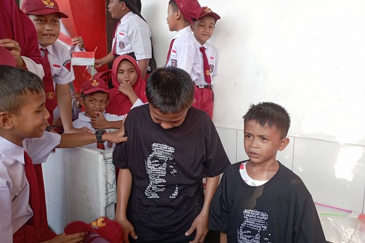Dua siswa SMP dan SD di Mamuju, saat berhasil mendapatkan baju kaos dari presiden Jokowi di Kabupaten Mamuju, Sulbar, Senin (22/4/2024) sore.