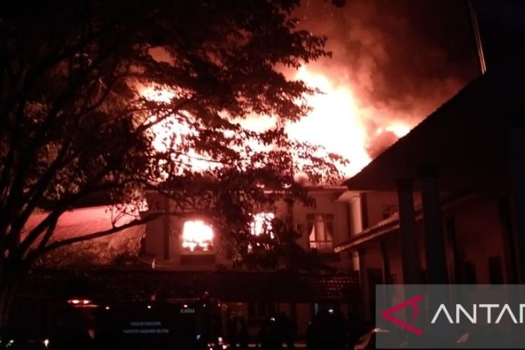 Kebakaran kantor Bupati Halmahera Selatan, Maluku Utara, Rabu malam (20/4/2022). 