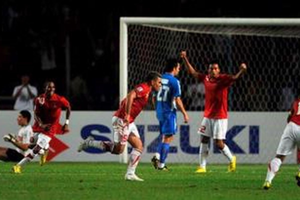 Timnas Indonesia merayakan kemenangan setelah Cristian Gonzales (kedua kiri) membobol gawang Filipina dalam leg kedua semifinal AFF Suzuki Cup 2010 di Jakarta, Minggu (19/12/2010).