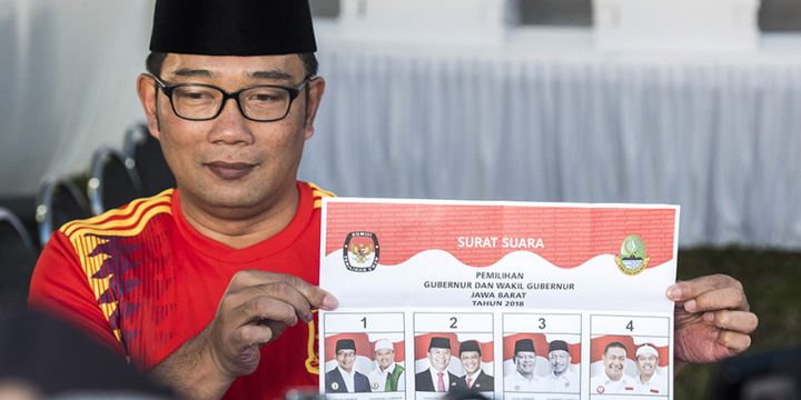 Calon gubernur Jawa Barat nomor urut satu Ridwan Kamil menunjukkan surat suara sebelum menggunakan hak pilih, di TPS 21 Bandung, Jawa Barat, Rabu (27/6/2018). Pilgub Jabar diikuti empat pasang cagub dan cawagub dengan jumlah daftar pemilih tetap (DPT) sebanyak 31.735.133 pemilih.